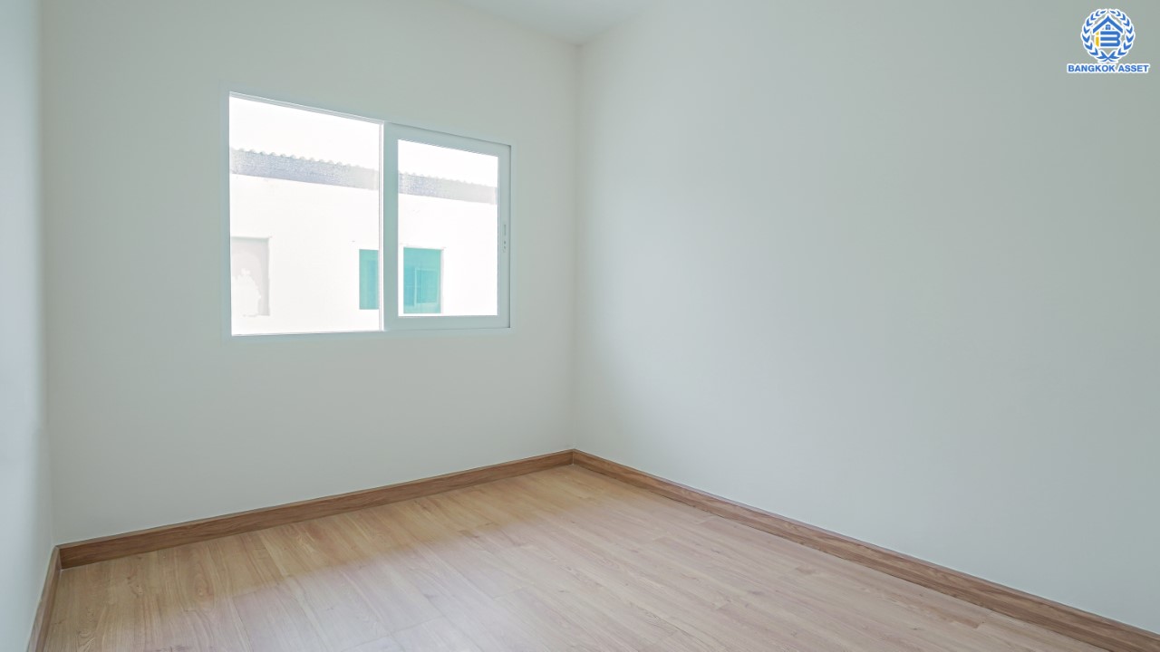 ทาวน์เฮ้าส์มือสองนนทบุรี ม.โกลเด้นทาวน์ ปิ่นเกล้า-จรัญฯ 3 ชั้น เนื้อที่ 22.6 ตร.ว. ฟังก์ชัน 5 ห้องนอน 4 ห้องน้ำ จอดรถได้ 2 คัน บนทำเลเชื่อมต่อหลายเส้นทาง ใกล้ทางด่วน "ศรีรัช" รถไฟฟ้าสายสีแดงอ่อน "สถานีบางบำหรุ" และ รถไฟฟ้าสายสีน้ำเงิน "สถานีบางอ้อ"